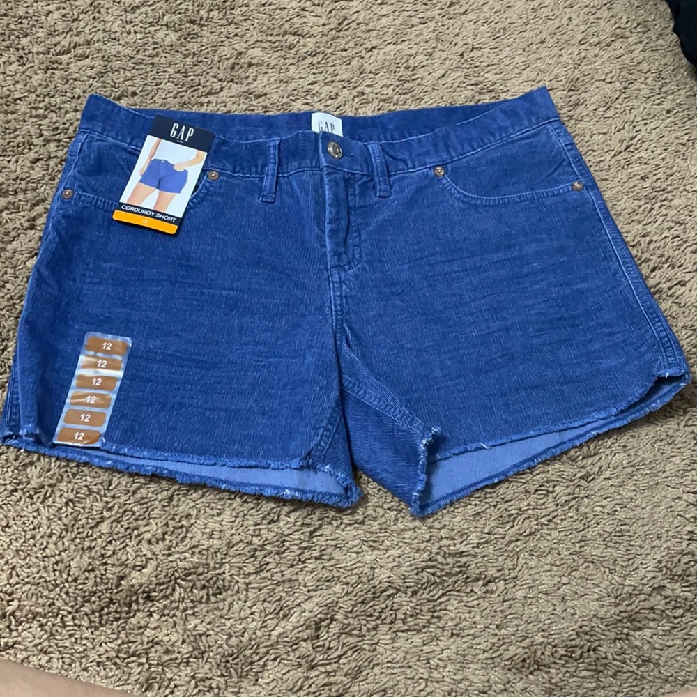 I am selling because I got a size too big.